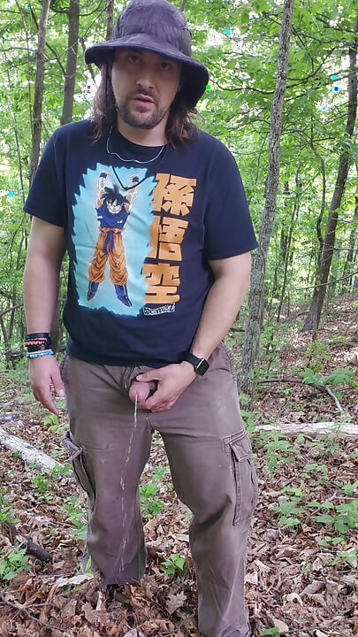 Kencing di hutan di rest area