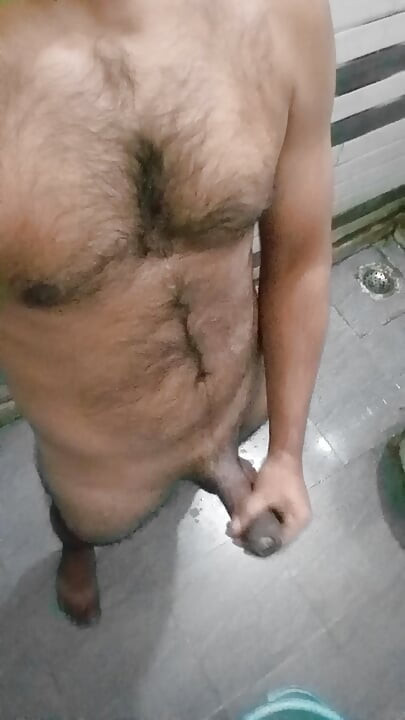 Dost Ki biwi Ki chut dekh kar apna lund bathroom me hilaya