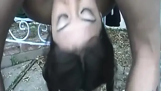 Gefesselte MILF würgt an dickem schwanz und leckt massiven creampie