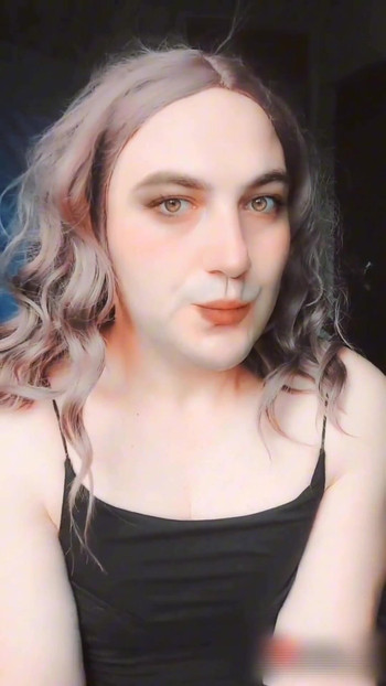 Kultni trenutak iz "Sissy Big Size Man Majice Seksi Mini Vruća Kurva Crossdresser Kitty White, Velika Guza, Velika Guza, Lady Boy, Ona je"