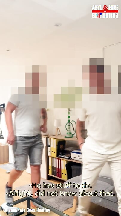 好奇的已婚保险经纪人在互相吸吮后被好奇的水管工Mauro操