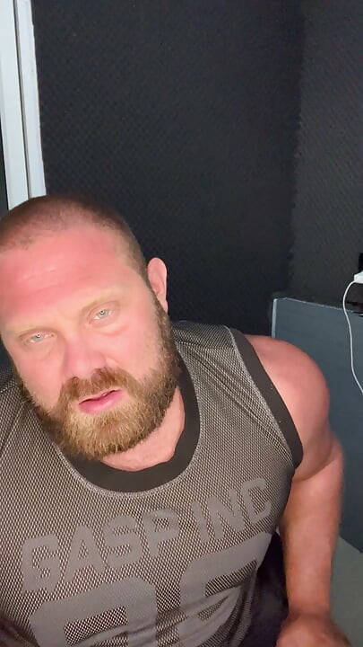 Daddy musculoso te pega espiando
