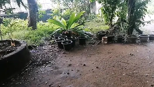 Aku mermuka cewek nakal ini lagi kerja di pantai