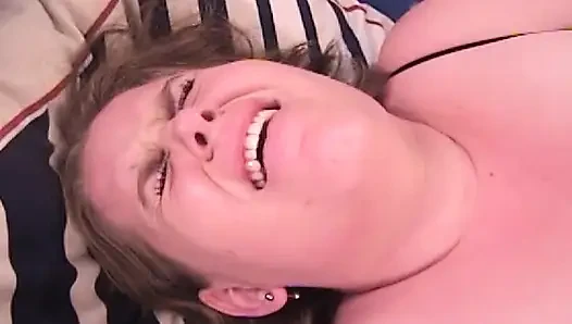 Tombul orta yaşlı seksi kadın genç sert yarağı denemeyi seviyor