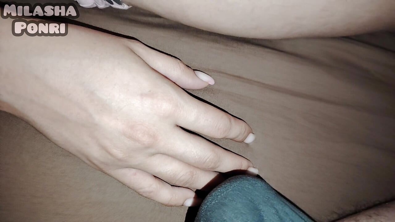 Tocando secretamente a mi hermanastra