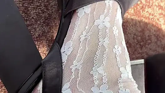 Weiße strümpfe und high heels an meinen füßen