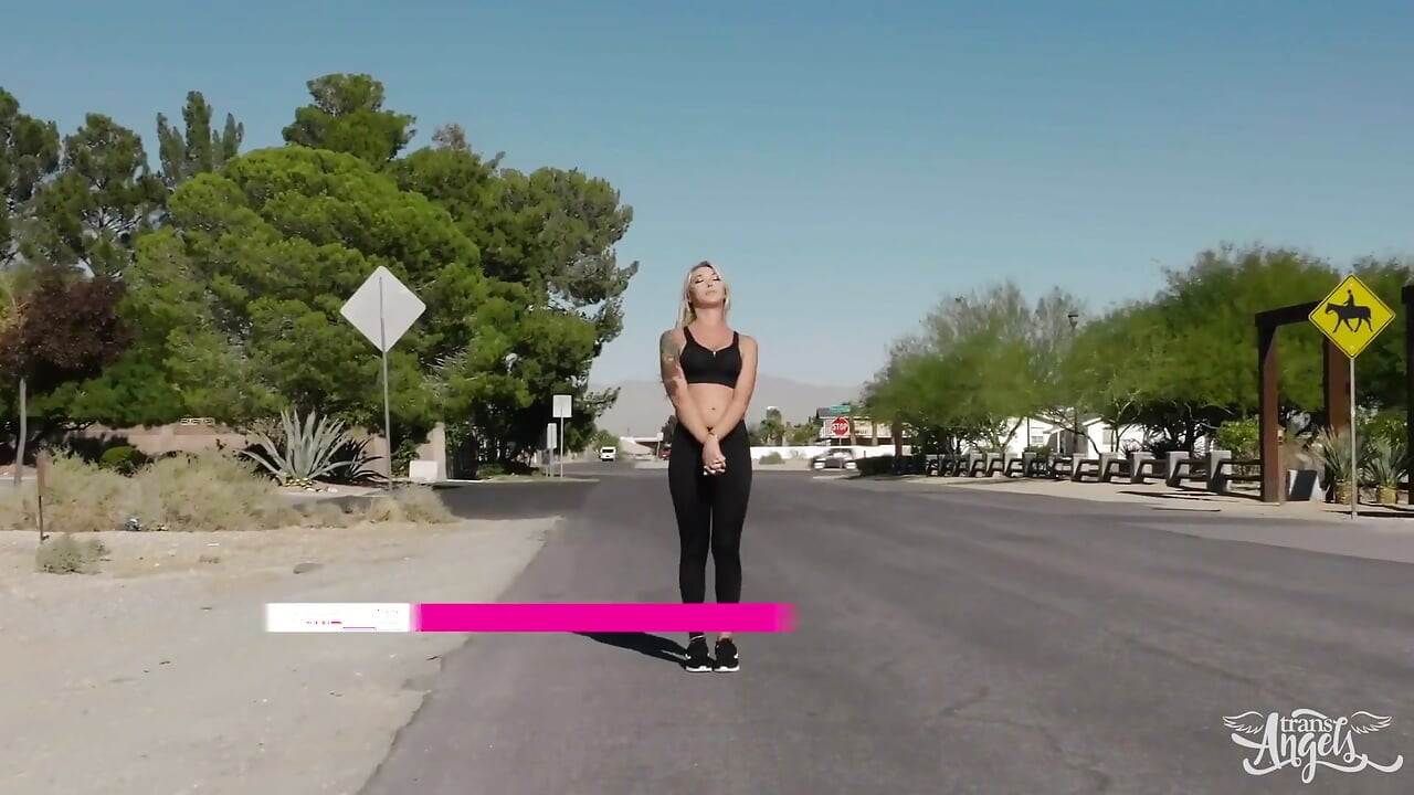 Rubia Aubrey Kate ayuda a Damien y toma su polla promedio para una follada anal de garganta profunda