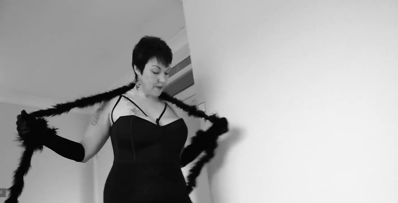 Lite misskött i ett hotellrum inspirerat av vintage What the Butler Saw filmer från 1920 -talet