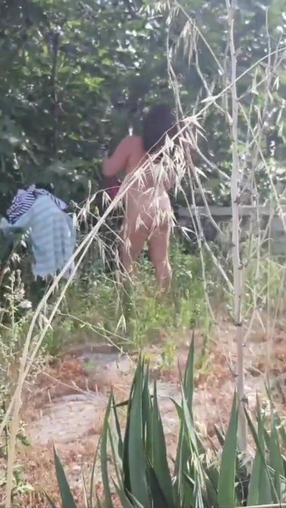 Moment clé de "Regardez la jupe de la MILF ! Tu as vu la chatte ?"