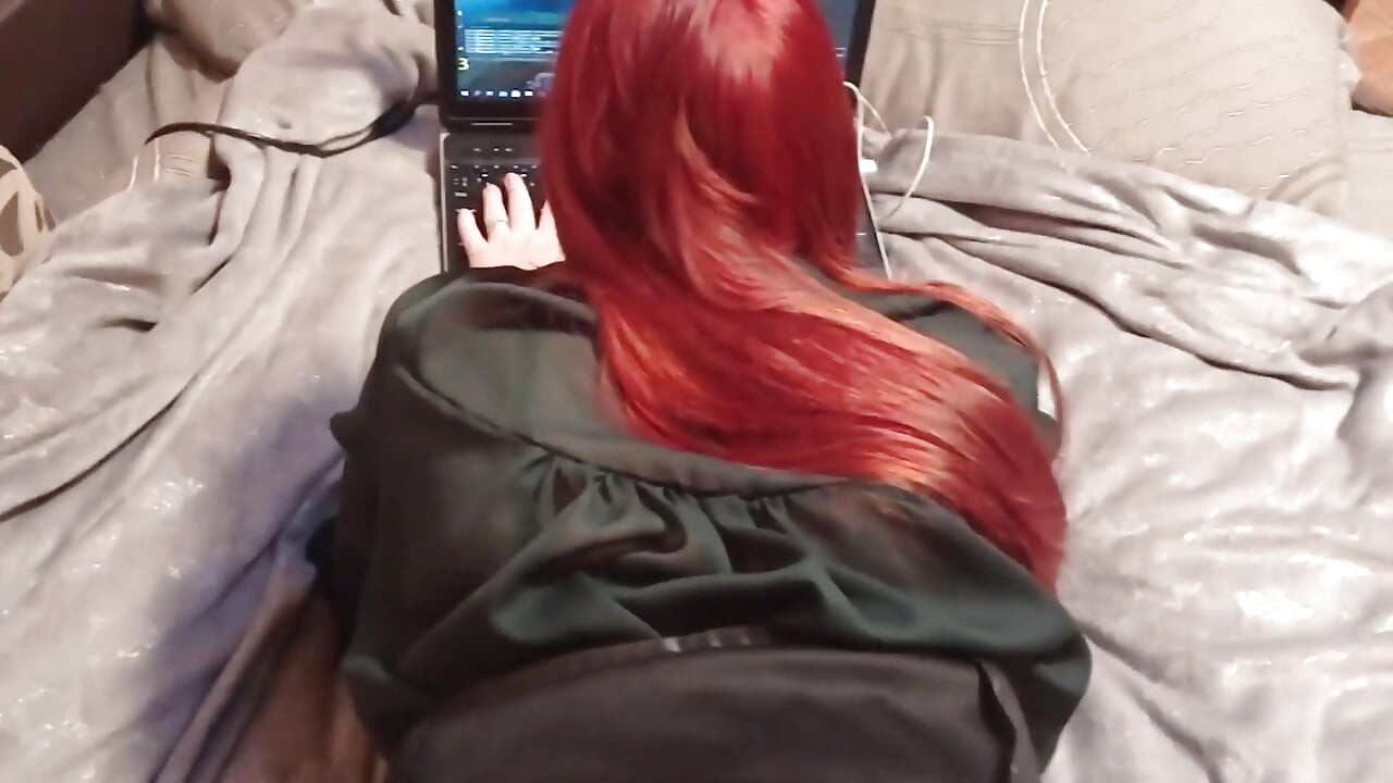 Sevimli bir kızı oynarken siktim