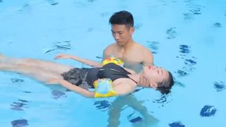 . làm thế nào để massage trong nước bằng cách nổi cơ thể