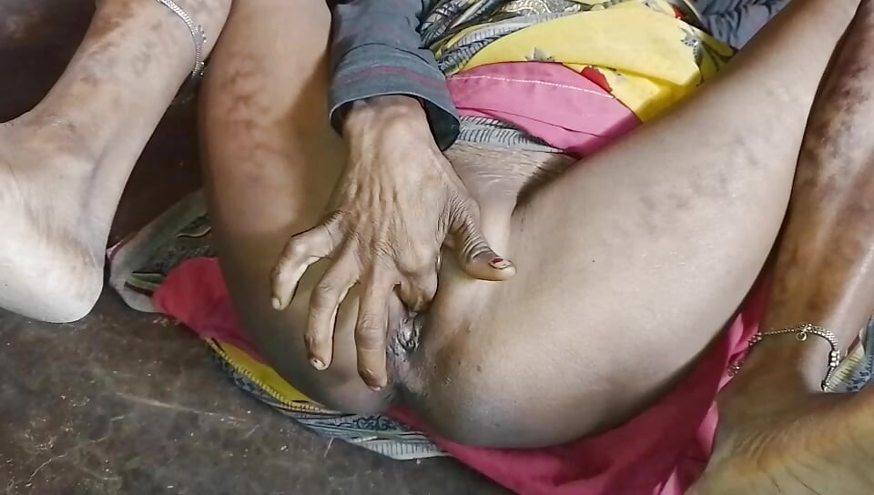 Apni ungli ko hi majboot aur mota lund samajh baithi