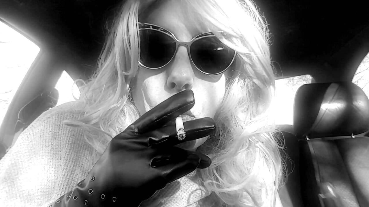 MATURE CD BLONDE SMOKING VS 120s AND APPLYING RED LIPSTICK