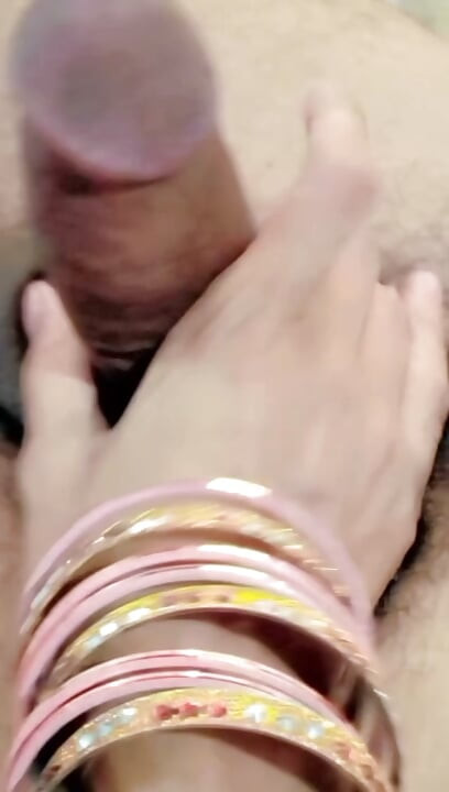 Karısı kocasına handjob yapmayı seviyor