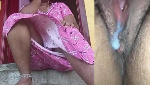 Mama vitregă indiană tamilă seduce un tânăr prieten (Lins de pizdă) Ejaculează video cu sunet clar