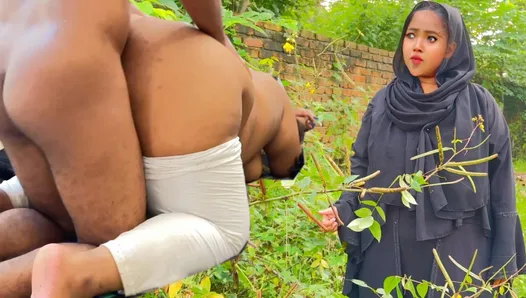 Тинка (18+) мусульманская девушка в хиджабе из джунглей - секс на улице