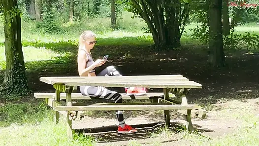 Bercinta dan cumshot di taman dengan orang asing