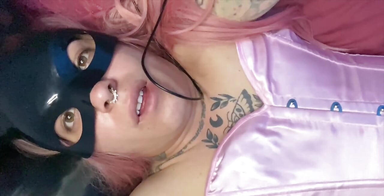 Le metió el culo apretado al conejito, garganta profunda y chorreo de leche