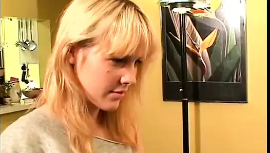 Die wütende blondine Chantz fortune mit dicken möpsen macht den arsch des typen in brand und poliert ihn mit einem riesigen strap-on