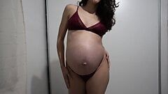 Zwangere latina milf die sexy lingerie probeert
