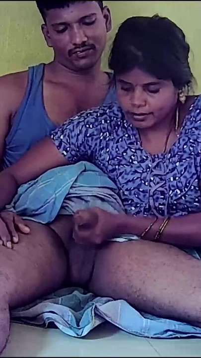 Trenutak koji morate podijeliti iz "Seksi žena iz indijske seoske kuće, moja crna guza koja gura guzicu"
