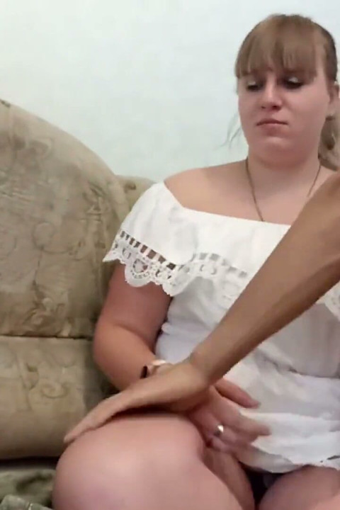Gordita esposa infiel folla a su joven amante