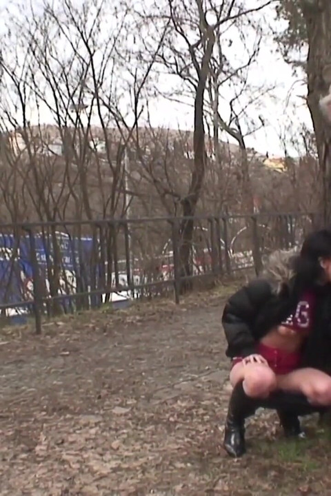 Está frio no parque e a jovem morena com pequenos peitos naturais é aquecida por um velho e engole toda a porra