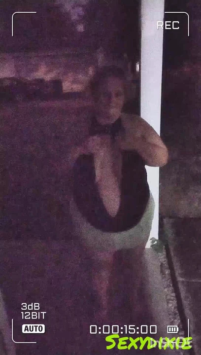 Sexydixie outdoor tit flash