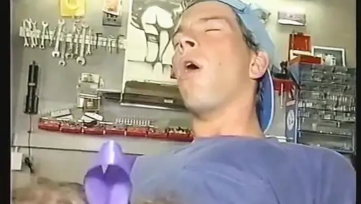 Gadis remaja rambut keriting rambut pirang lagi asik nyepong kontol dan pantat sempitnya dientot