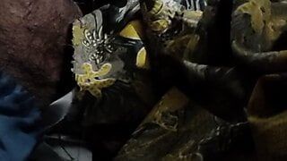 Sfregamento della testa di cazzo con salwar di seta satinata stampa gialla della sorella (55)