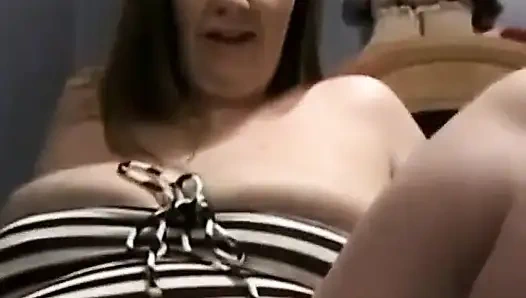 Толстушка Samantha дрочит бритую киску с двумя дилдо