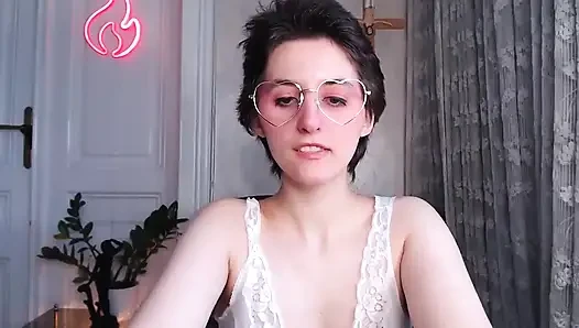 Camgirl semak penuh di bawah gaun malam