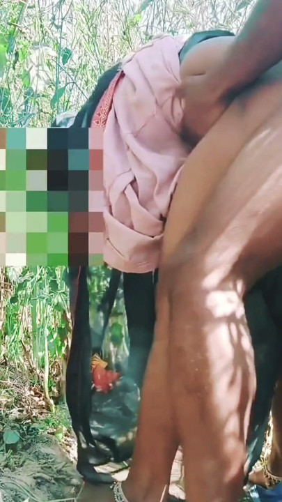 Pati ne patni ko jangal me lund chuswa ke ghori bana ke chut ko chod dala.Bengali bhaiya aur bhabhi ki sexy hindi… | Clip 1