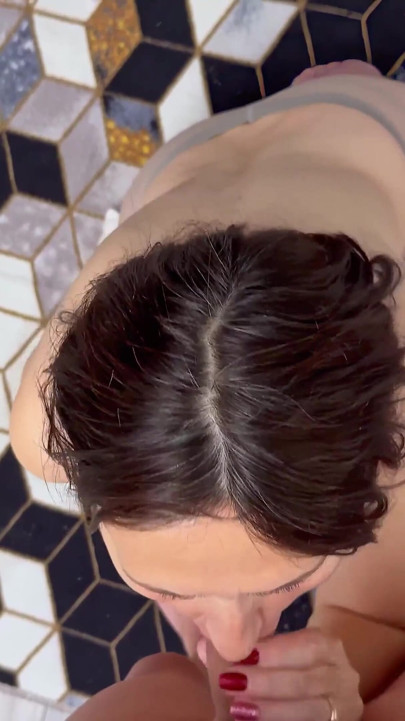 Cewek sange ini lagi asik nyepong kontol sampai matanya merem melek - pov