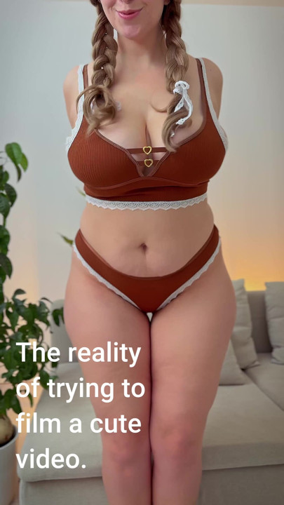 今日のセクシーなMILFの茶色い衣装