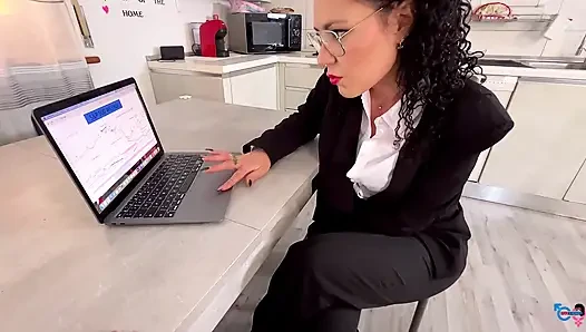 Bir meslektaşımı külotlu çoraplı bir orospuya çevirdim!