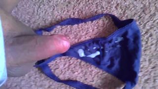 Éjaculation sur une culotte bleue vs string
