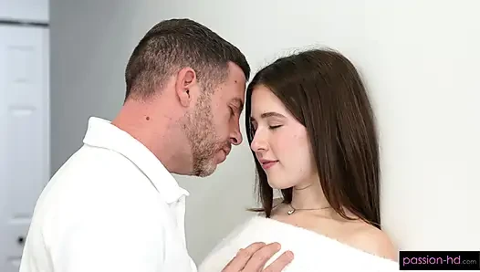 Alana Rose получает глубокий массаж киски
