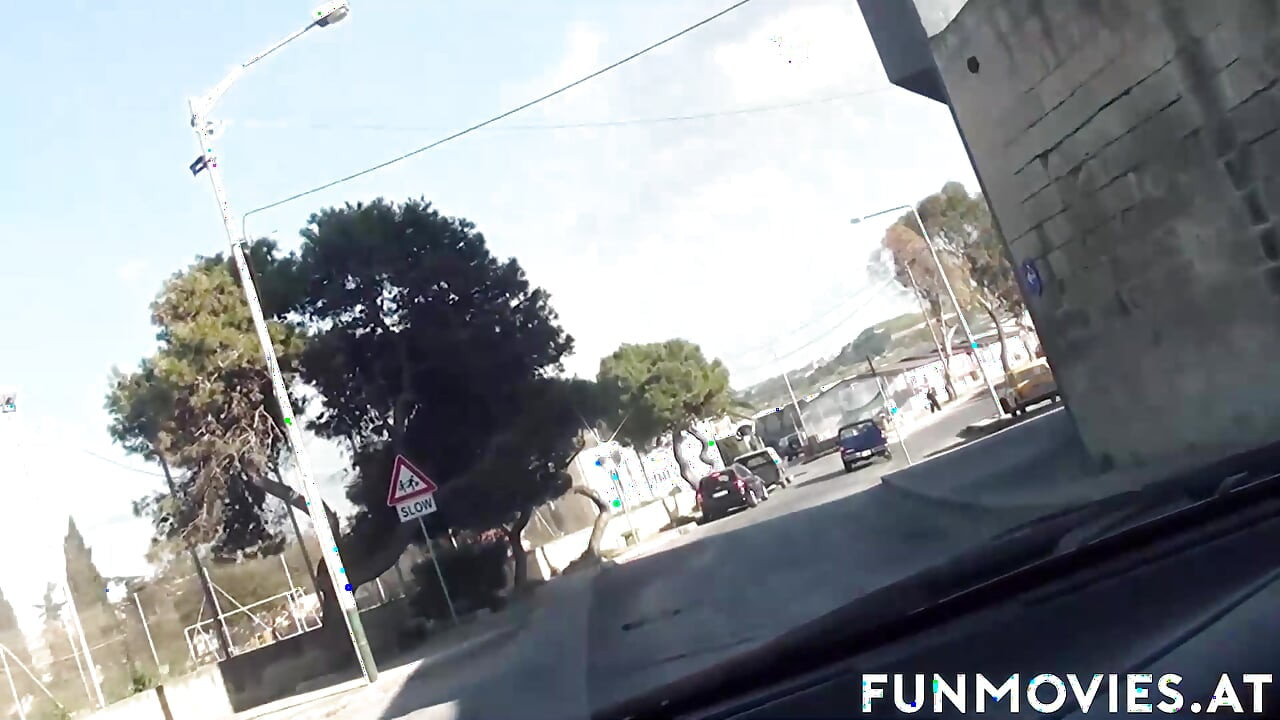 MILFA se igra sa kurcem u autu