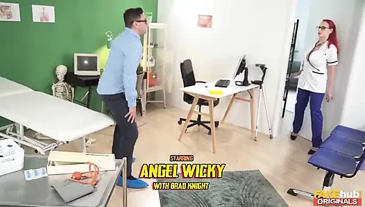 Fakehub originals - büyük memeli kızıl orta yaşlı seksi kadın angel wicky genç yarağı sağmaya bayılıyor