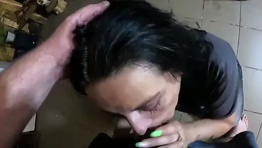 Шлюшка в тугих джинсах танцует, давится, трахается в рот со спермой на My Tangas