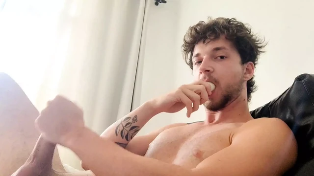 Brazilian jacking off eating a banana - Southern Deer