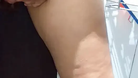Tante seksi dengan tubuh aduhai lagi asik muasin memeknya pakai dildo sambil bugil di kamar mandi