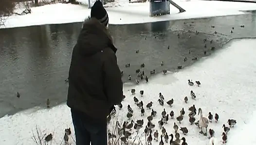 Красивая молодая блондинка трахает своего дедушку в снегу