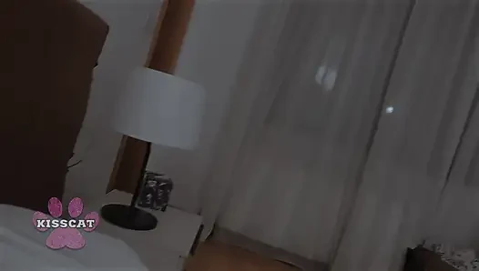 Hanya satu tempat tidur! Pria dewasa berbagi kamar hotel sama teman sekamarnya yang hot - mrcat