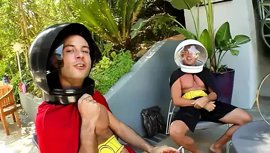 Dörtlü sekste sert seks, kızlar deliklerinin dolu olmasını ve yüzüne boşalmasını istiyor