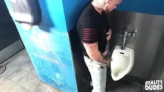Reality dudes - umumi banyo gerginliği: gage unkut bir delikanlıyı sikiyor ve götünü dölle banyo yapıyor