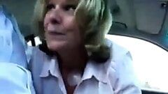 Escandalosa esposa infiel hace una mamada en el coche
