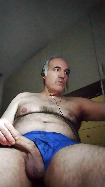 Drkala sam svoj kurac dva sata, napokon sam svršila