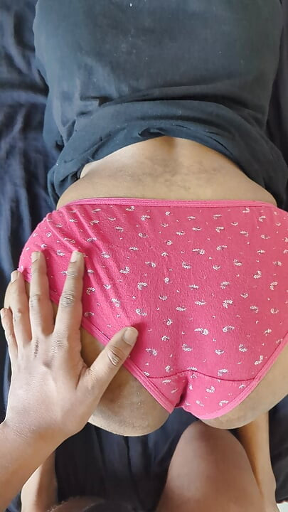 Desi nygifte kone skriker høyt i rød BH og truse - Første bryllupsreise Doggy Creampie!